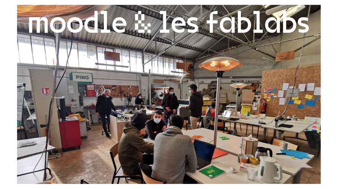 image de l'intérieur du fablab Plateforme C à Nantes, avec le titre de la démo en haut "moodle & les fablabs"